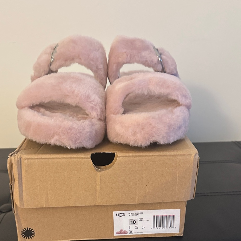 UGG Women’s Fluffy Sandals in Soft Pink